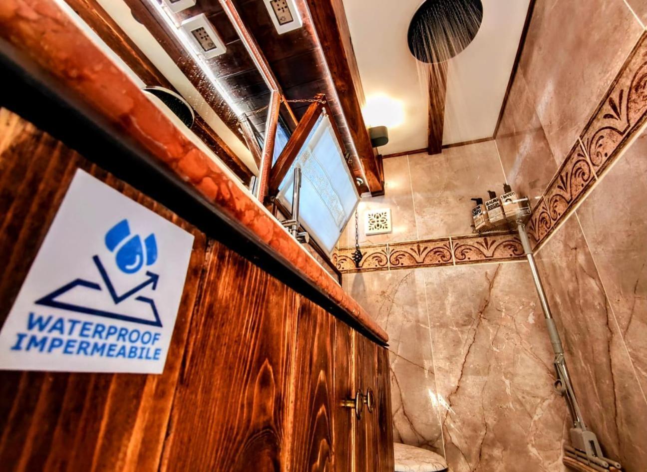 Apartment Domus Corneliae - Romantico Attico & Jacuzzi - Metro A Cornelia Rom