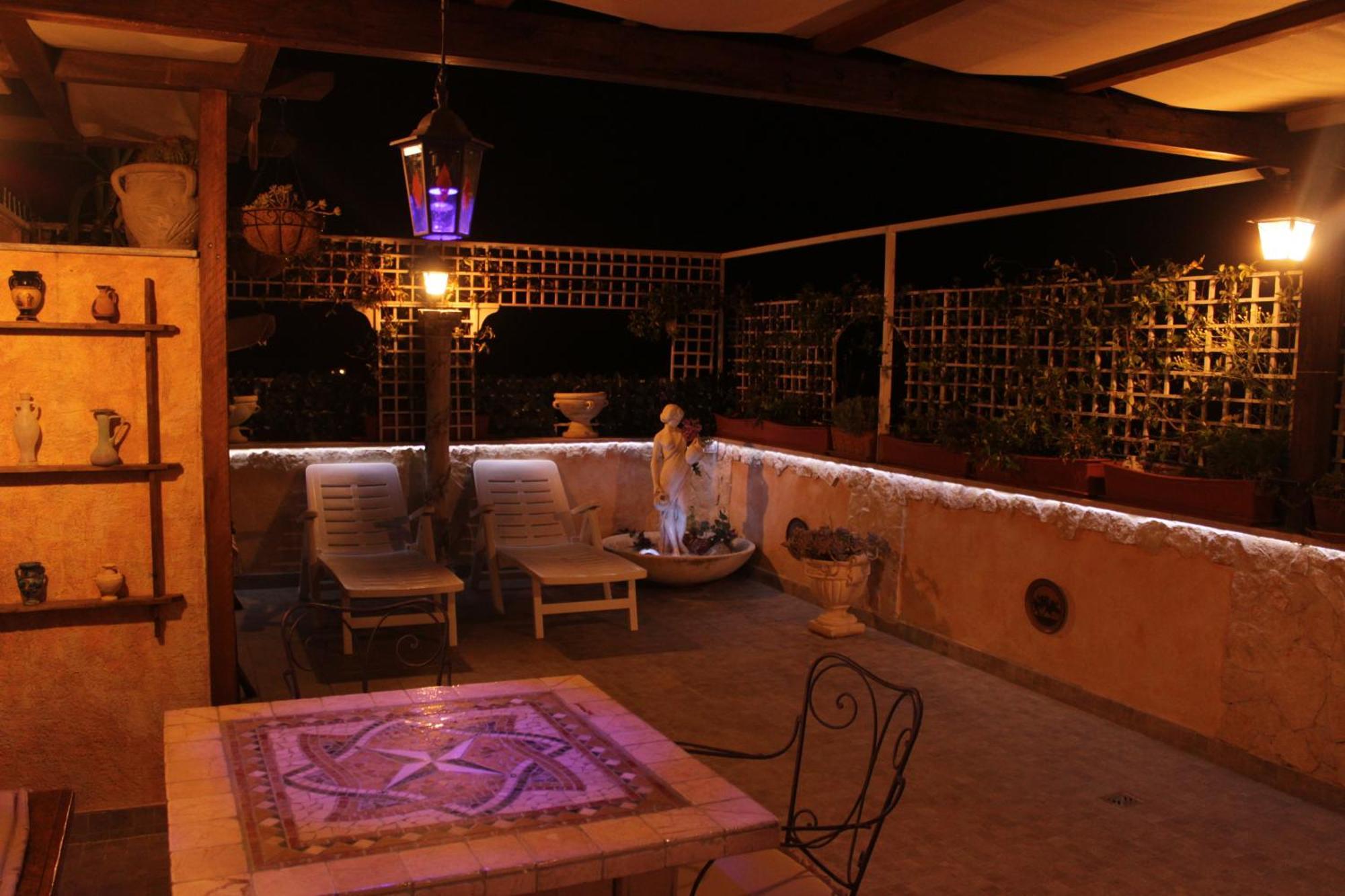 Apartment Domus Corneliae - Romantico Attico & Jacuzzi - Metro A Cornelia