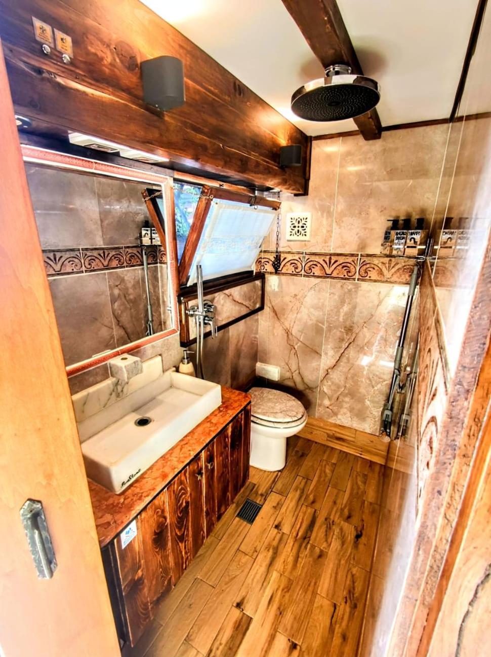 Domus Corneliae - Romantico Attico & Jacuzzi - Metro A Cornelia Apartment *