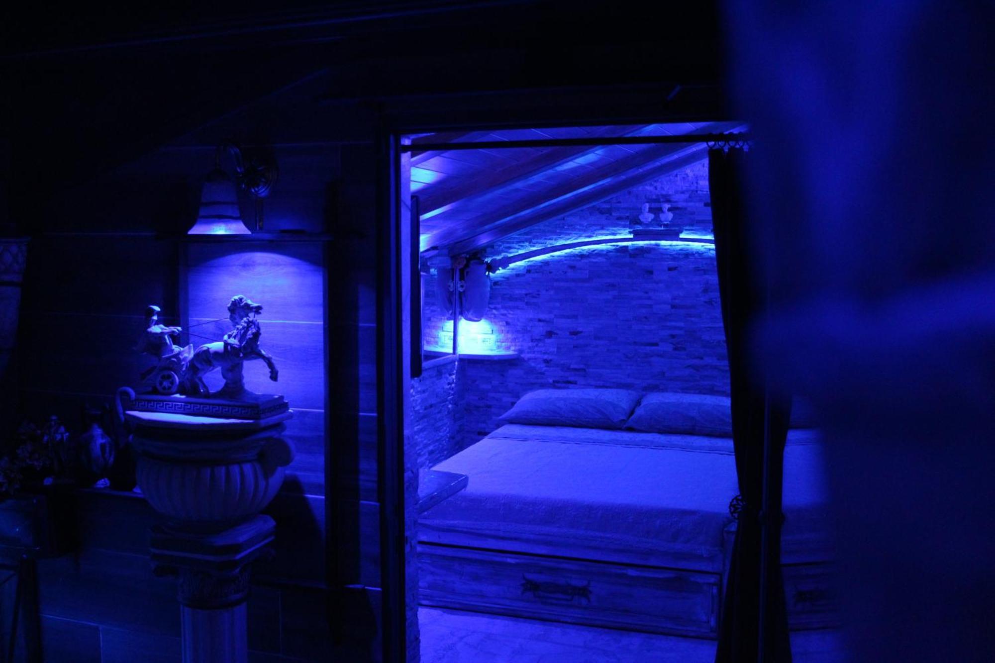 Domus Corneliae - Romantico Attico & Jacuzzi - Metro A Cornelia Apartment *