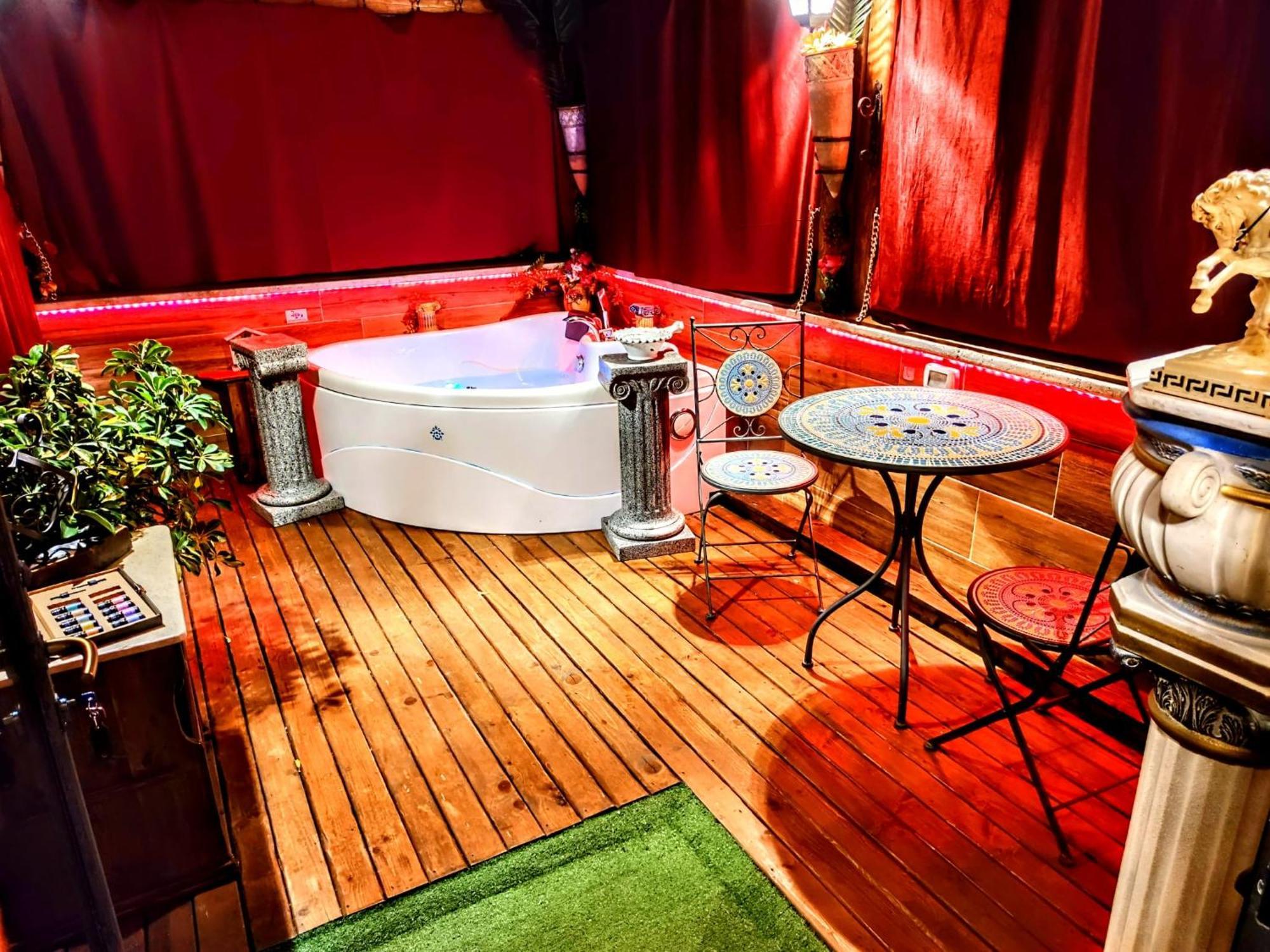Domus Corneliae - Romantico Attico & Jacuzzi - Metro A Cornelia *