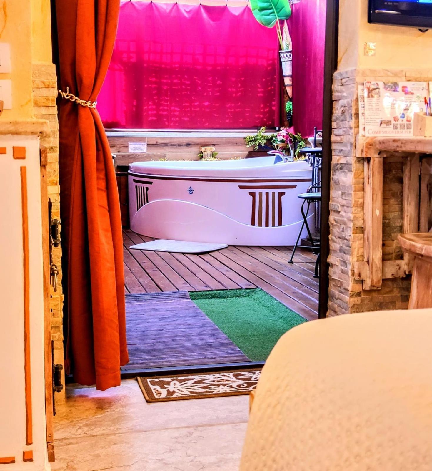 Apartment Domus Corneliae - Romantico Attico & Jacuzzi - Metro A Cornelia