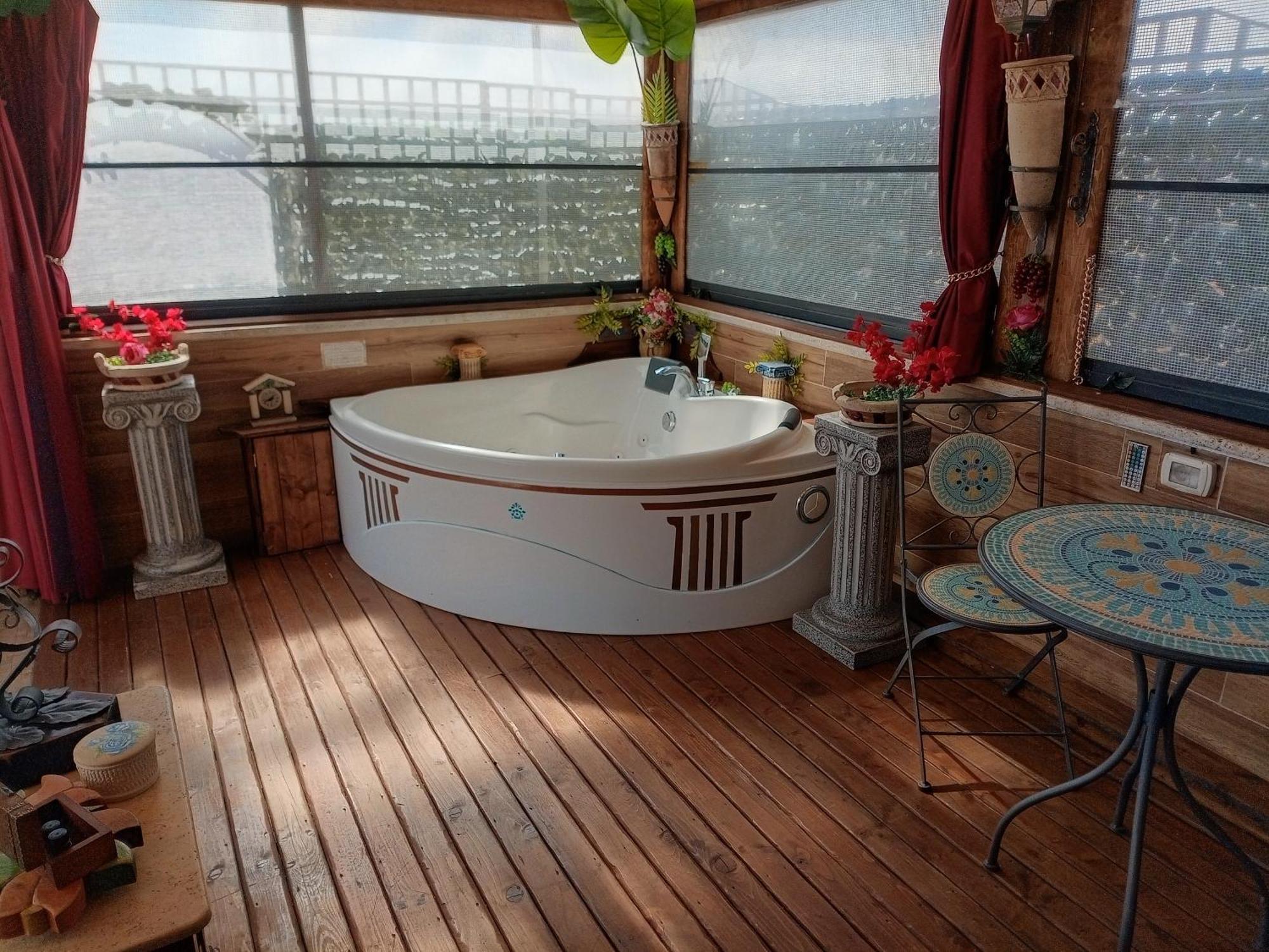 Domus Corneliae - Romantico Attico & Jacuzzi - Metro A Cornelia * Rom