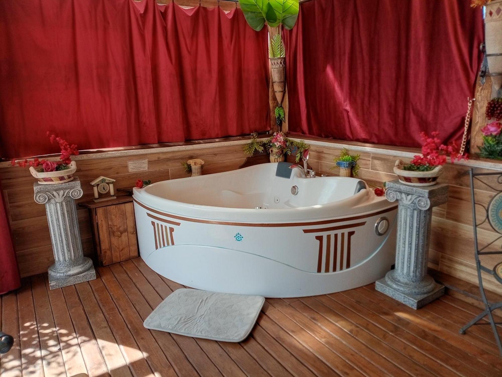 Apartment Domus Corneliae - Romantico Attico & Jacuzzi - Metro A Cornelia