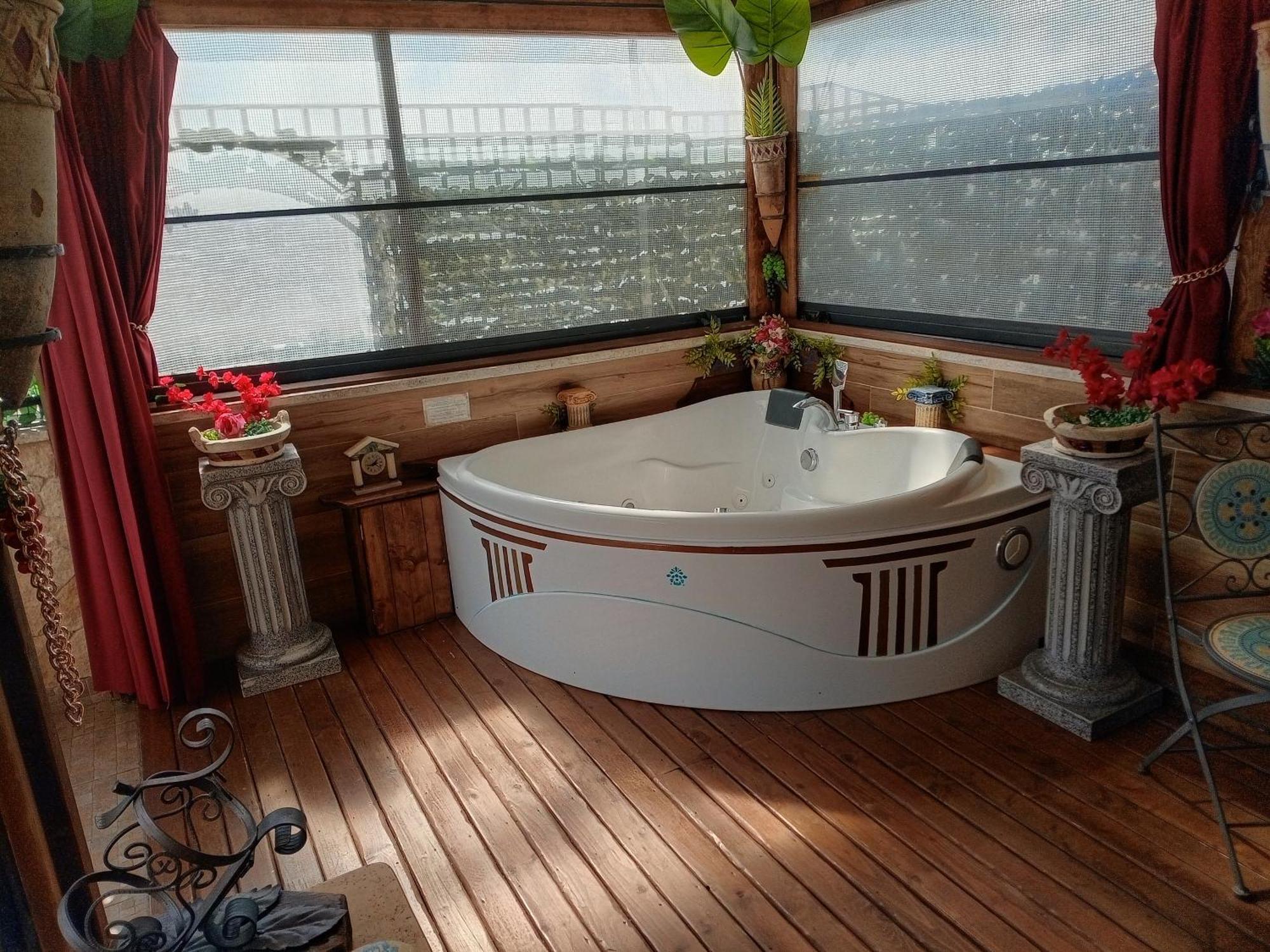 Domus Corneliae - Romantico Attico & Jacuzzi - Metro A Cornelia Rom