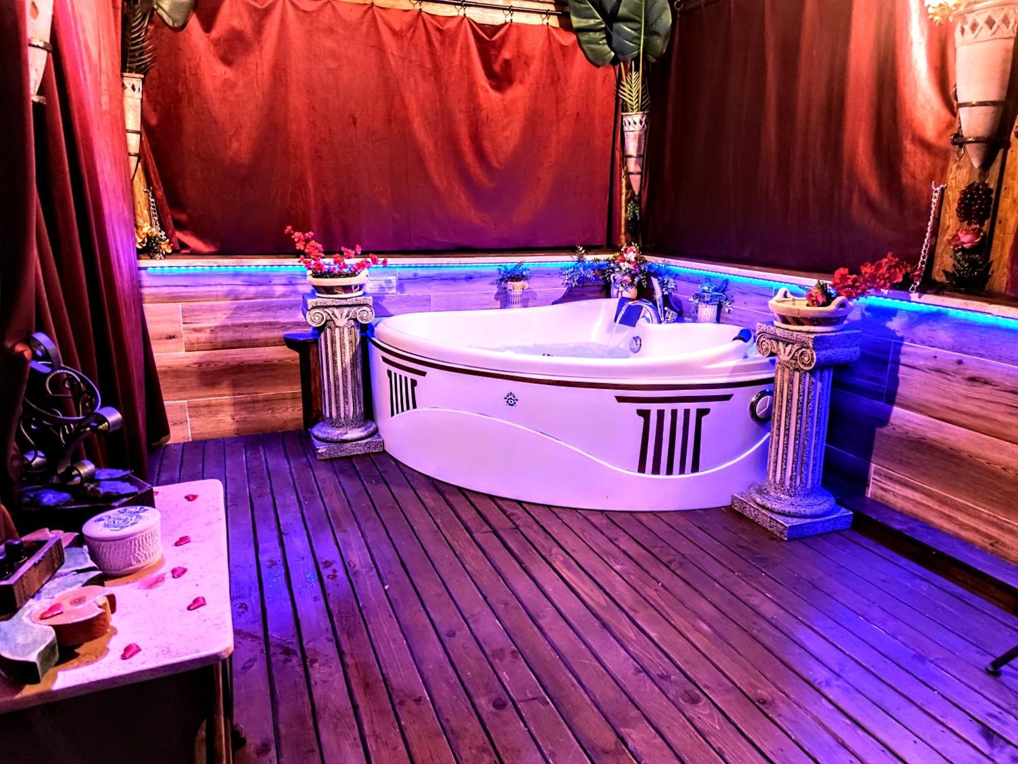Apartment Domus Corneliae - Romantico Attico & Jacuzzi - Metro A Cornelia Rom